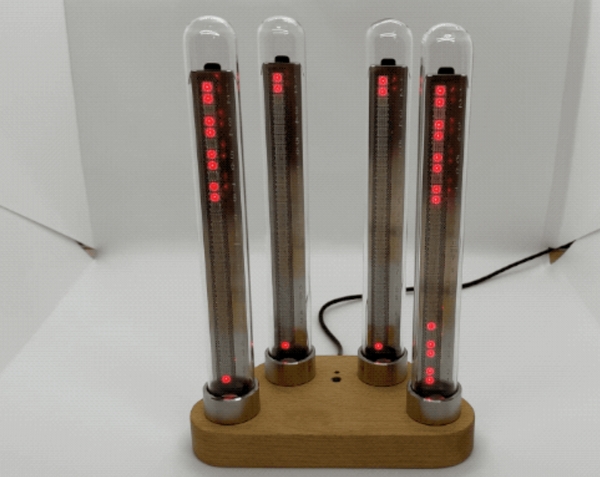 時間の表示は一番左のランプは時間、一番右は分、中央の二つで秒を表示。 表示方法は、下部に表示された数×10＋上部に表示された数となり、写真の時間は左：1×10 + 8 = 18時、右：5×10 + 8 = 58分、中央：1×10 + 2 ＝ 12秒となり、18時58分12秒となる