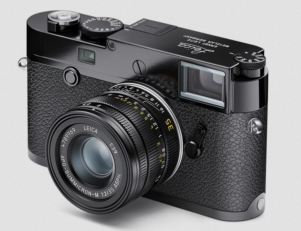 正面デザインの変更点として「Leica」の赤いロゴをあえて配置せず、より控えめでシンプルな外観に