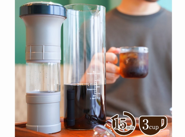 「超高速水出し珈琲ボトル」 容量は3 杯分 (750ml)でUSB駆動なのでどこでも使いやすい