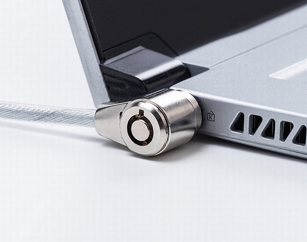 シリンダー錠が小型設計なので、取り付けても薄型パソコンが浮かびあがらない。また、3×7mmセキュリティスロットに設置可能で、ハードディスクドライブやNAS、プロジェクターなどにも対応。マスターキー対応で、まとめて購入した場合でも鍵の管理がしやすい。