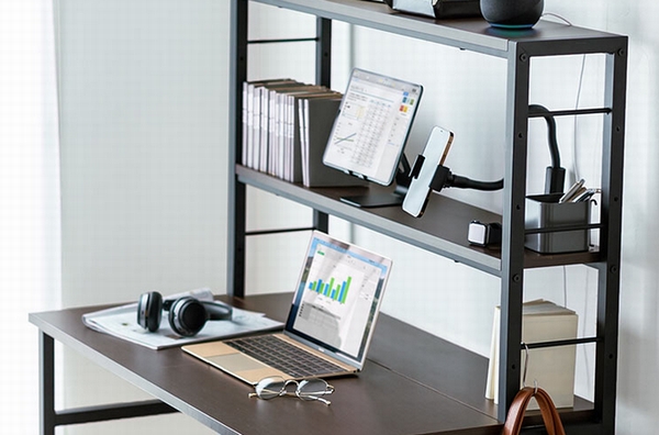 上下の高さ違いを利用してデュアルモニターも可能