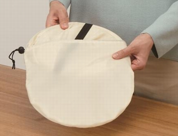 小さく折り畳めるので、使いたい時だけデスクの上に広げて作業ができる