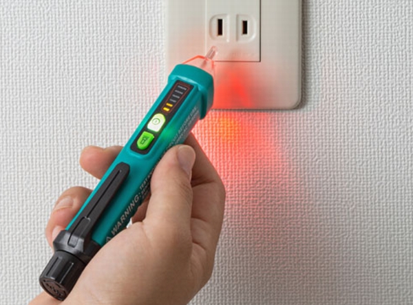 先端には手元を照らせるLEDライト付き