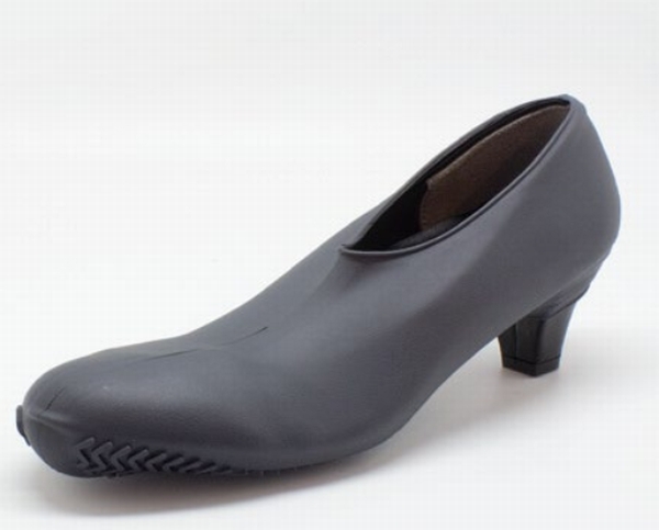 ヒール靴カバーはキャラメルブラウンとチャコールブラックの2色展開。 適応する靴の目安サイズは（M）22.5～25.5cm。4cm以下のローヒールや、8cm以上のハイヒール靴等、デザインや形状によっては合わない可能性あり