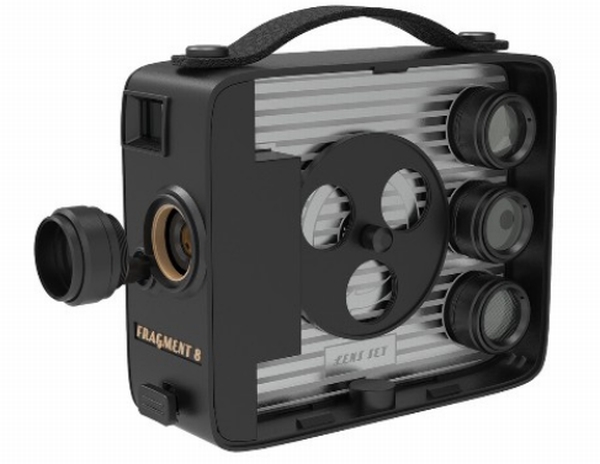 レンズ交換イメージ。動画のデータはSDカードに保存される