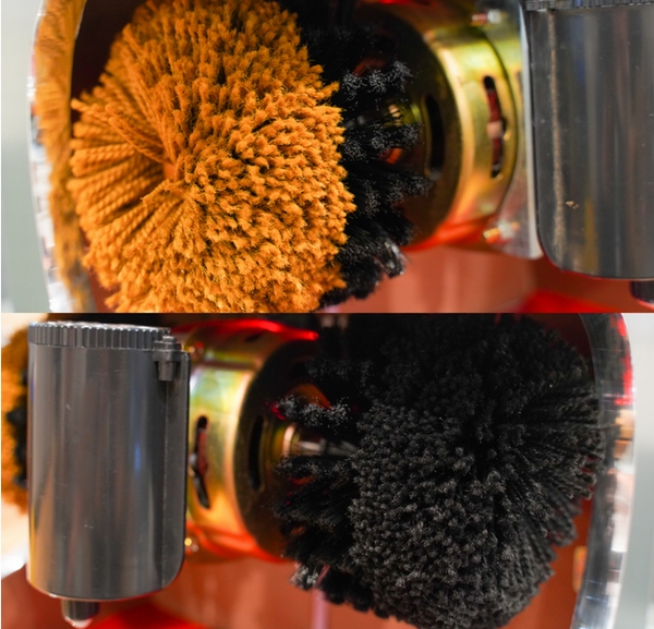 ブラシは黒革靴専用と茶革靴専用の2つを搭載 革の種類も本革・合皮のどちらにも対応する（ヌバックは非対応）