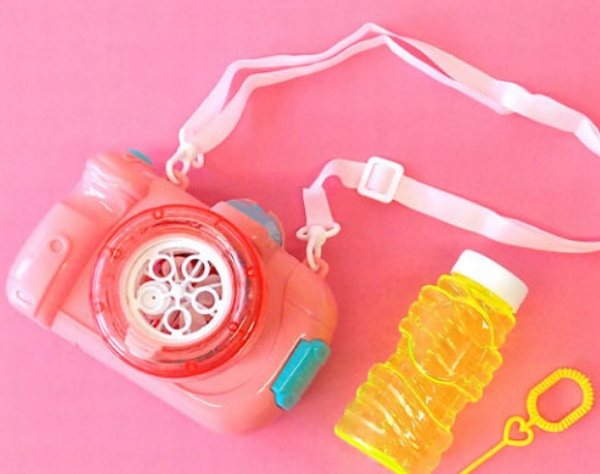 カラーはブルーとピンクの2色展開。また、電動でシャボン玉を飛ばすために単三電池3本が必要(別売り)