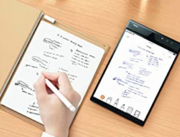 書いた順序を記憶して再生したり、筆圧の強さもそのままデータに反映される。ノートのカラーはブラウン1色 