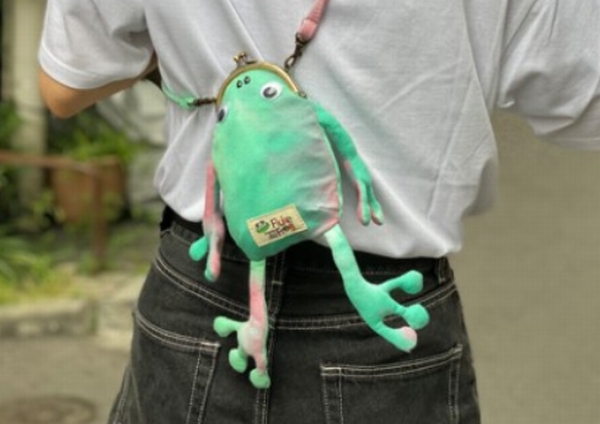 「かえるガママルチケース」グリーンタイダイ