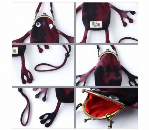 「かえるガママルチケース」ブラックタイダイ リュックもマルチケースもがま口を開けると真っ赤な口内が現れる