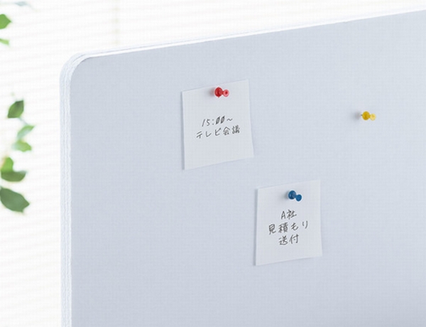 押しピンでメモなどを留めることもできる