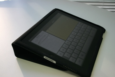 純正ケースはちょうどよい角度になる