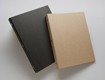 不透明なカバーのクリアファイルの場合、ラベルなどがなければ、天地や前後がわからない場合もある