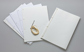 和とじ製本のポートフォリオであれば、採用側は中の作品にも和のテイストを期待する