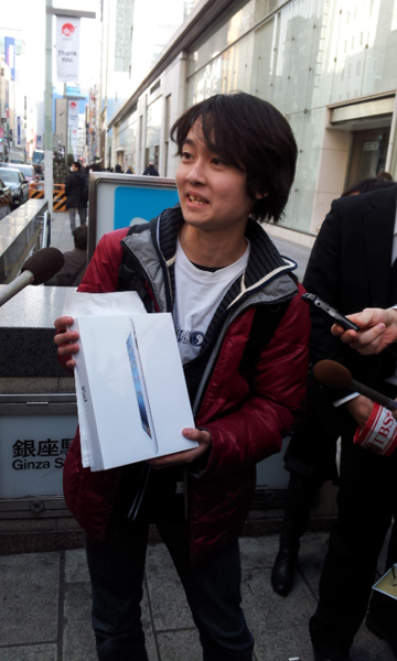 （08:07）この方は36時間も並んだようです。Wi-Fi版16GBをご購入され「家に帰って家族に自慢します」とのこと。