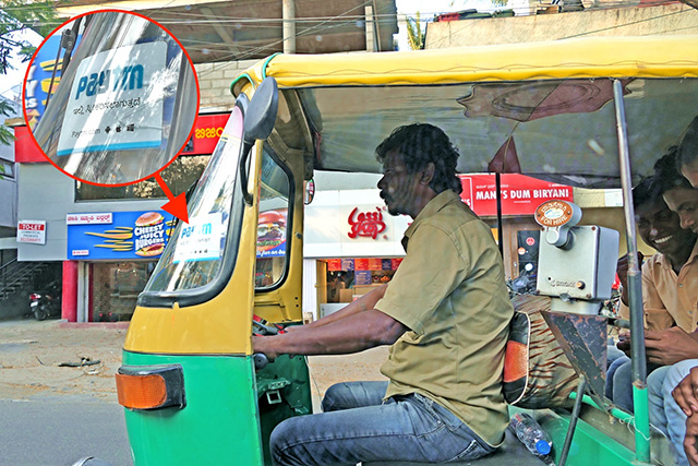 インドでは、三輪タクシーや屋台でもPaytmのQRコード決済が 利用できるケースが急速に増えてきている。客が、現金よりも Paytmを好む傾向が強まっているためだ
