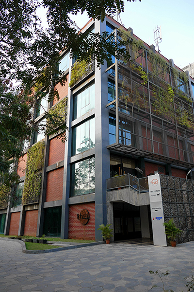 ハイデラバードのIIT（インド工科大学）構内にあるスタート アップ支援施設、T-HUBの建物は「カタリスト（触媒）ビル ディング」と呼ばれ、年内に現在の５倍の規模に拡大を 予定している