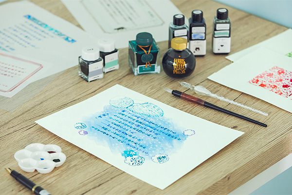  “インク沼”で自分らしく輝く、インクアーティスト・ハコペンさんの「ゆる書写」アートワーク 