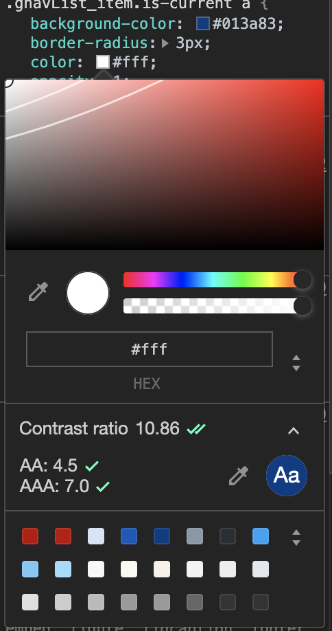 対象の CSS のスタイルの color プロパティにあるカラーパレットを選択します。Contrast ratio の部分を選択するとカラーピッカー上に基準合格ラインが表示されるようになります。background-color ではなくて color でこの画面は表示されますので注意してください